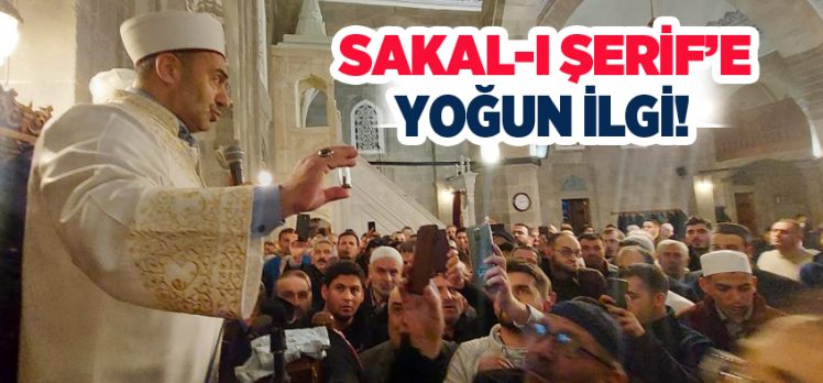 Erzurum Lala Mustafa Paşa Camii’nde ziyarete açılan Sakal-ı Şerif’e yoğun ilgi gösterildi.