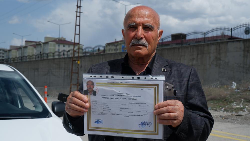 Erzurum’da yaşayan 76 yaşındaki Eşref Karslı, son sınav hakkında hayalindeki ehliyete kavuştu.