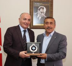 Oltu Ticaret ve Sanayi Odası Başkanı Baki Karaca’ya çalışmalarından dolayı teşekkür plaket verildi.