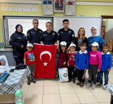 Erzurum’da ilk okul birincisi sınıf öğrencisi Esmanur Çavdar, hayatındaki ilk mektubu polise yazdı.
