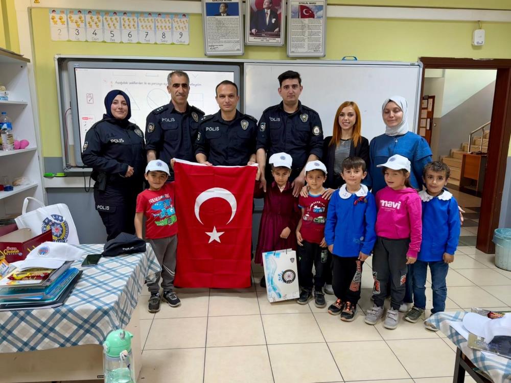 Erzurum’da ilk okul birincisi sınıf öğrencisi Esmanur Çavdar, hayatındaki ilk mektubu polise yazdı.