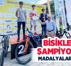  Erzurum’da düzenlenen Downhill Türkiye Şampiyonası’nda şampiyon sporcular madalyalarını aldı.