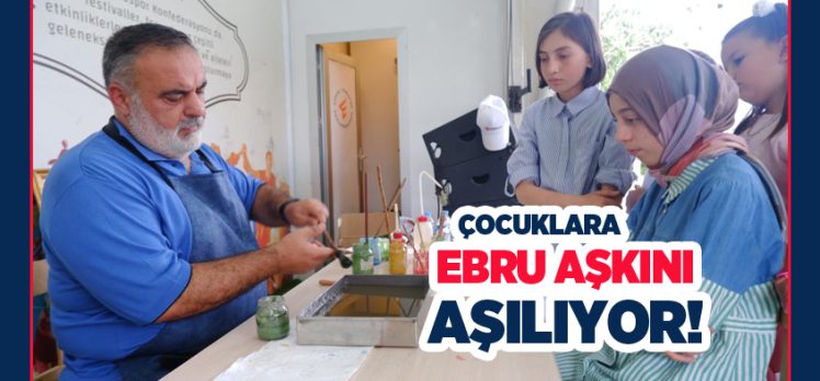 20 yıllık ebru ustası Mehmet Kotan, sanatının inceliğini çocuklara öğretmek için kolları sıvadı.