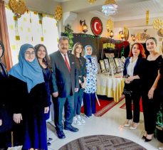 Maket Sanatçısı Doğan Hattatoğlu, atölyesinde staj gören öğrencilere ‘Erzurumevi’ maketi yaptırdı.