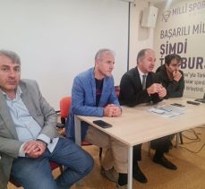 Levent Çakmur, kurumda görev yapan Spor Uzmanlarıyla bir değerlendirme toplantısı yaptı.