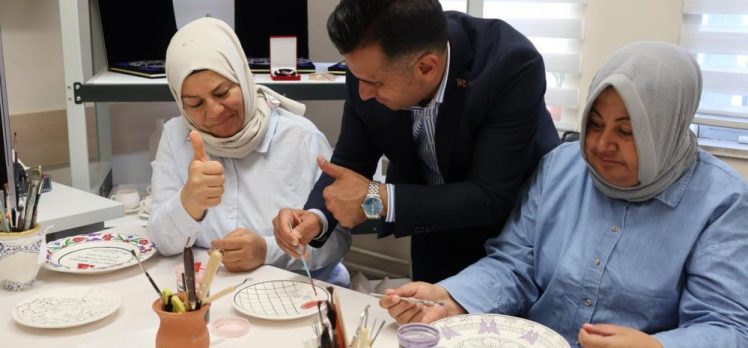 Erzurum Aile ve Sosyal Hizmetler İl  Müdürü Aykut, kuruluşların çalışmalarını yakından takip ediyor.