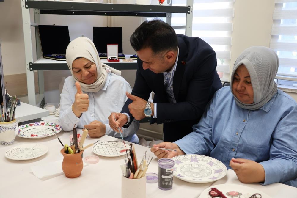 Erzurum Aile ve Sosyal Hizmetler İl  Müdürü Aykut, kuruluşların çalışmalarını yakından takip ediyor.