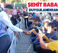 Köydeki tarlasından topladığı mısırları önce evinde kazanda pişirdi, sonra tek tek çocuklara dağıttı