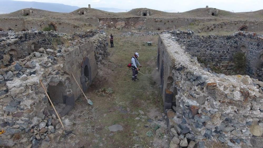 Erzurum-Tarihin İzinde Ecdada Vefa Projesi” kapsamında tabyalar gün yüzüne çıkarılıyor.