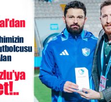 Erzurumspor FK Başkanı Ahmet Dal, kulüp tarihinin en golcü futbolcusu Eren Tozlu’ya  plaket verdi.