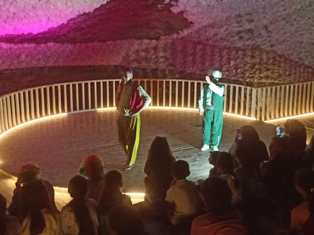 Erzurum Büyükşehir Belediyesi Şehir Tiyatroları oyuncuları performansları ile ilgi odağı oldu.