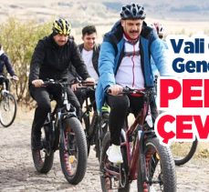 Vali Çiftçi, Havuzbaşı Şehir Meydanı’ndan Aziziye/Mecidiye Tabyasına kadar gençlerle pedal çevirdi.
