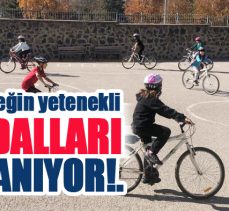 Demir, okullarda yetenekli çocukları tespit etmek için bisiklet branşında ‘Yetenek taraması’ yapıyor.