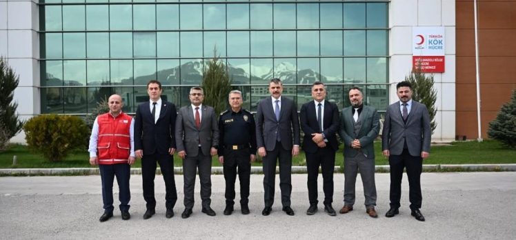 Erzurum Valisi Mustafa Çiftçi, Türk Kızılay Doğu Anadolu Bölge Kan Merkezi’ni ziyaret etti. Erzurum Valisi Mustafa Çiftçi, Türk Kızılay Doğu Anadolu Bölge Kan Merkezi’ni ziyaret etti.