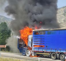 Erzurum-Artvin karayolunda tır, henüz belirlenemeyen bir sebeple aniden yanmaya başladı.