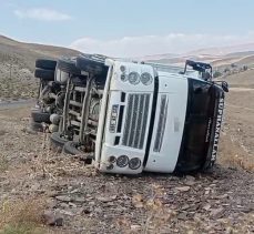 Erzurum’un Tekman ilçesinde virajı alamayıp yan yatan kamyonda sürücü yaralandı!…………….