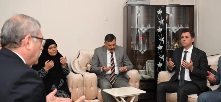 Erzurum Valisi Çiftçi, şehit Muhammed Ferdi Güntekin’in annesine vefa ziyaretinde bulundu. Erzurum Valisi Çiftçi, şehit Muhammed Ferdi Güntekin’in annesine vefa ziyaretinde bulundu.