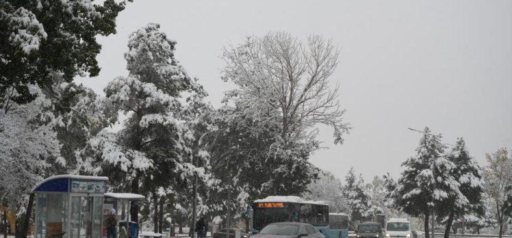 Erzurum’da kentte akşam saatlerinde başlayan yağmur gece saatlerinde yerini kara bıraktı……….. Erzurum’da kentte akşam saatlerinde başlayan yağmur gece saatlerinde yerini kara bıraktı………..