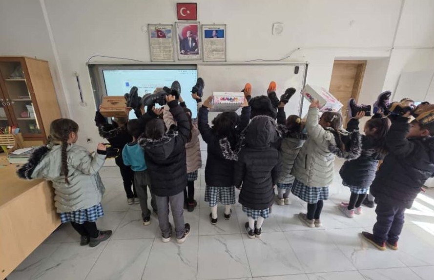 Erzurum Ticaret ve Sanayi Odası (ETSO)’ dan ihtiyaç sahibi öğrencilere giyim yardımı…..
