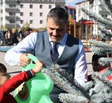 Erzurum Valisi Mustafa Çiftçi, Ömer Duygun İlkokulunda düzenlenen fidan dikim etkinliğine katıldı.