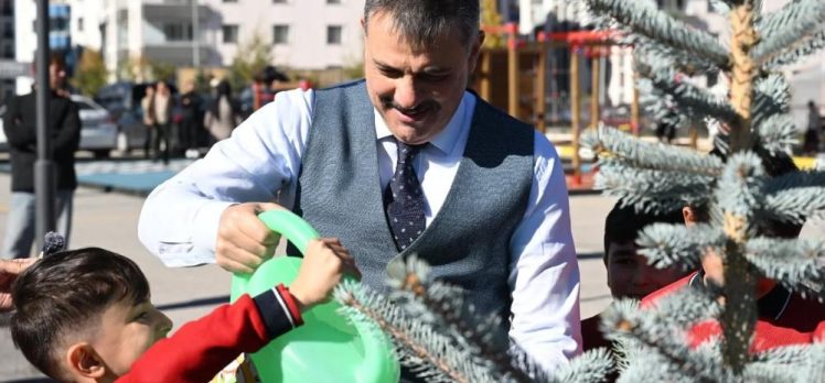 Erzurum Valisi Mustafa Çiftçi, Ömer Duygun İlkokulunda düzenlenen fidan dikim etkinliğine katıldı. Erzurum Valisi Mustafa Çiftçi, Ömer Duygun İlkokulunda düzenlenen fidan dikim etkinliğine katıldı.