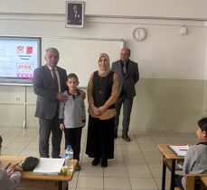 Hayat kurtaran öğretmene İlçe Milli Eğitim Müdürü Abdurrahman Gazioğlu’ndan tebrik…