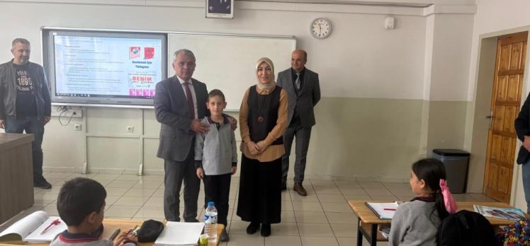 Hayat kurtaran öğretmene İlçe Milli Eğitim Müdürü Abdurrahman Gazioğlu’ndan tebrik… Hayat kurtaran öğretmene İlçe Milli Eğitim Müdürü Abdurrahman Gazioğlu’ndan tebrik…