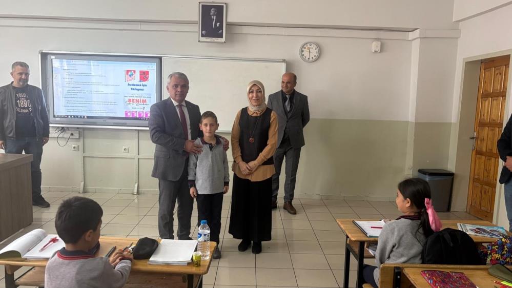 Hayat kurtaran öğretmene İlçe Milli Eğitim Müdürü Abdurrahman Gazioğlu’ndan tebrik…