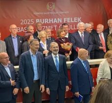 Burhan Felek Basın Hizmet Ödülleri’ni kazanan gazetecilere ödülleri törenle sahiplerine verildi.