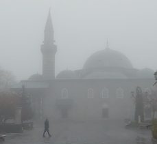 Erzurum’da vatandaşlar sabaha yoğun sisli hava ile başladı. Gece araçların camları dondu…