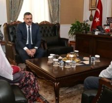 İspir ilçesinde yaşayan 93 yaşındaki Zemzem Dağcı, umre sonrası Vali Mustafa Çiftçi’yi ziyaret etti.