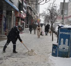 Sabah saatlerinden itibaren kent genelinde etkili olan yoğun kar yağışı hayatı felç etti.