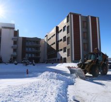 Atatürk Üniversitesi kampüsünde kar temizleme çalışmaları aralıksız sürüyor……………………….