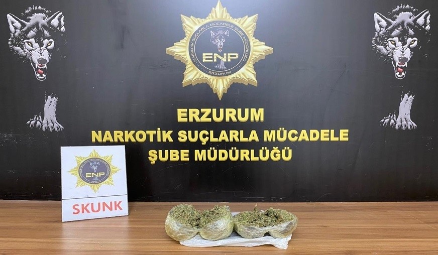 Erzurum’da polisin düzenlediği operasyonda 937 gram uyuşturucu maddesi ele geçirildi…..