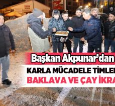 Akpunar, sahada karla mücadele çalışması yürüten belediye işçilerine gece yarısı tatlı sürprizi yaptı.