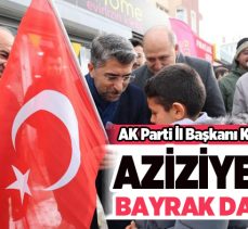 AK Parti Erzurum İl Başkanı Küçükoğlu, Aziziye ilçesinde esnaf ve vatandaşlara bayrak dağıttı.