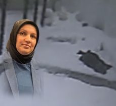 Erzurum’da evinin camını silerken 3. kattan düşen Ülkühan Atmaca adlı öğretmen hayatını kaybetti.