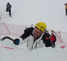 Erzurum Valisi  Çiftçi, Palandöken Kayak Merkezi’nde yapılan yapay buz duvarına tırmandı.