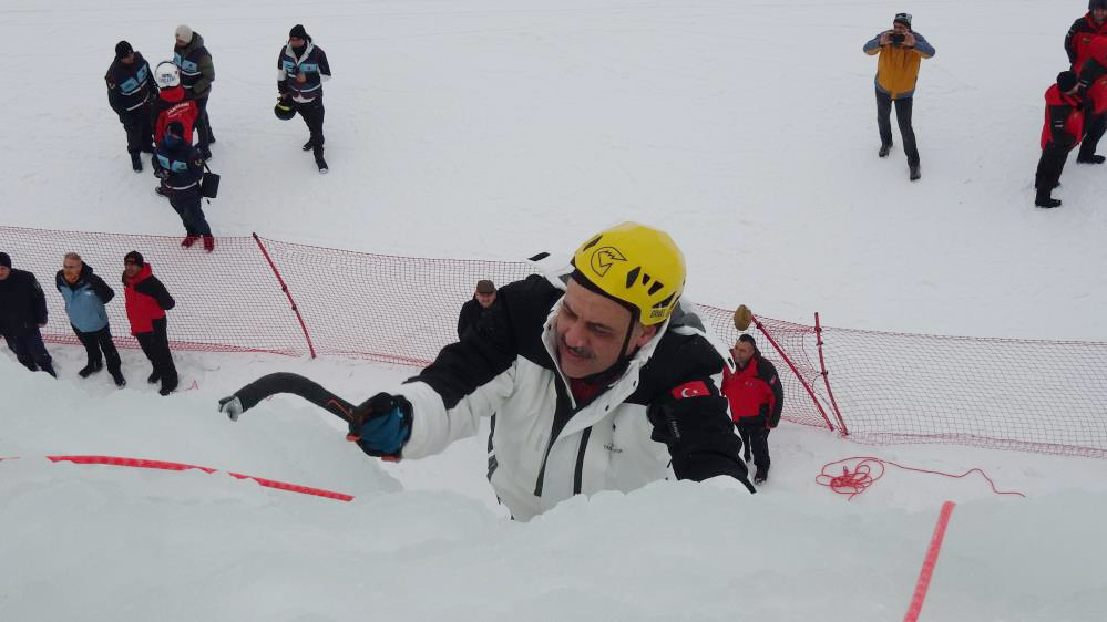 Erzurum Valisi  Çiftçi, Palandöken Kayak Merkezi’nde yapılan yapay buz duvarına tırmandı.