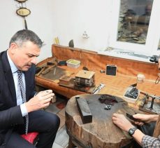 Vali Mustafa Çiftçi’den,  Oltu ilçesinde yaklaşık 45 yıllık Oltu taşı ustalığı yapan Halis Aydın’a vefa…