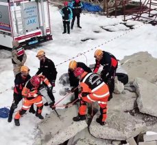 Erzurum İl Jandarma Komutanlığı JAK timinden ağır kış şartlarına müdahale tatbikatı…