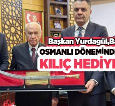 MHP Erzurum İl Başkanı Adem Yurdagül, Bahçeli’ye Osmanlı döneminden kalma kılıç hediye etti…