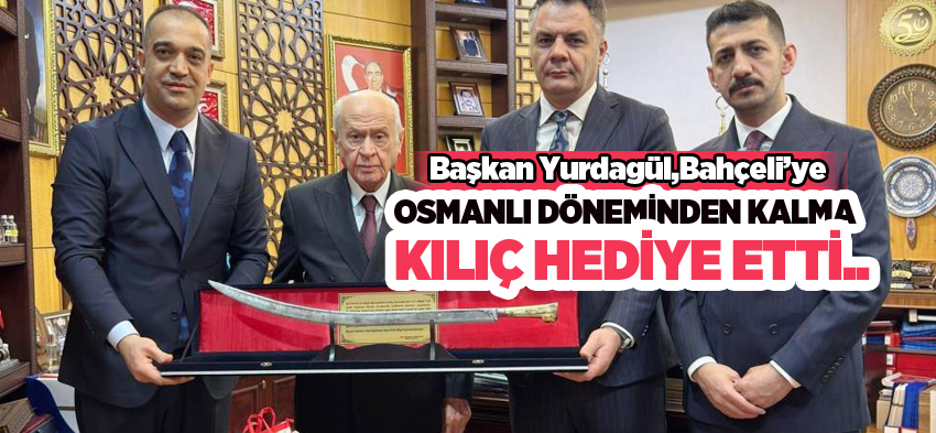 MHP Erzurum İl Başkanı Adem Yurdagül, Bahçeli’ye Osmanlı döneminden kalma kılıç hediye etti…