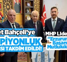 MHP’nin Bilge Lideri Devlet Bahçeli’ye Erzurumspor’un Şampiyonluk forması takdim edildi….